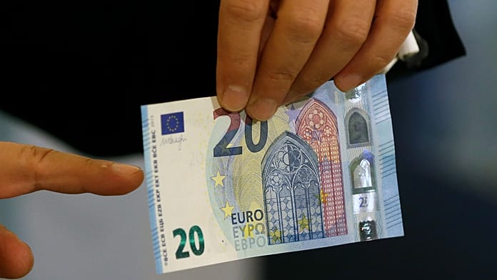 Record Bets Against the Euro: How Low Could It Tumbles as Concerns Mount Over France's Fiscal Crisis and Europe's Energy Shock?