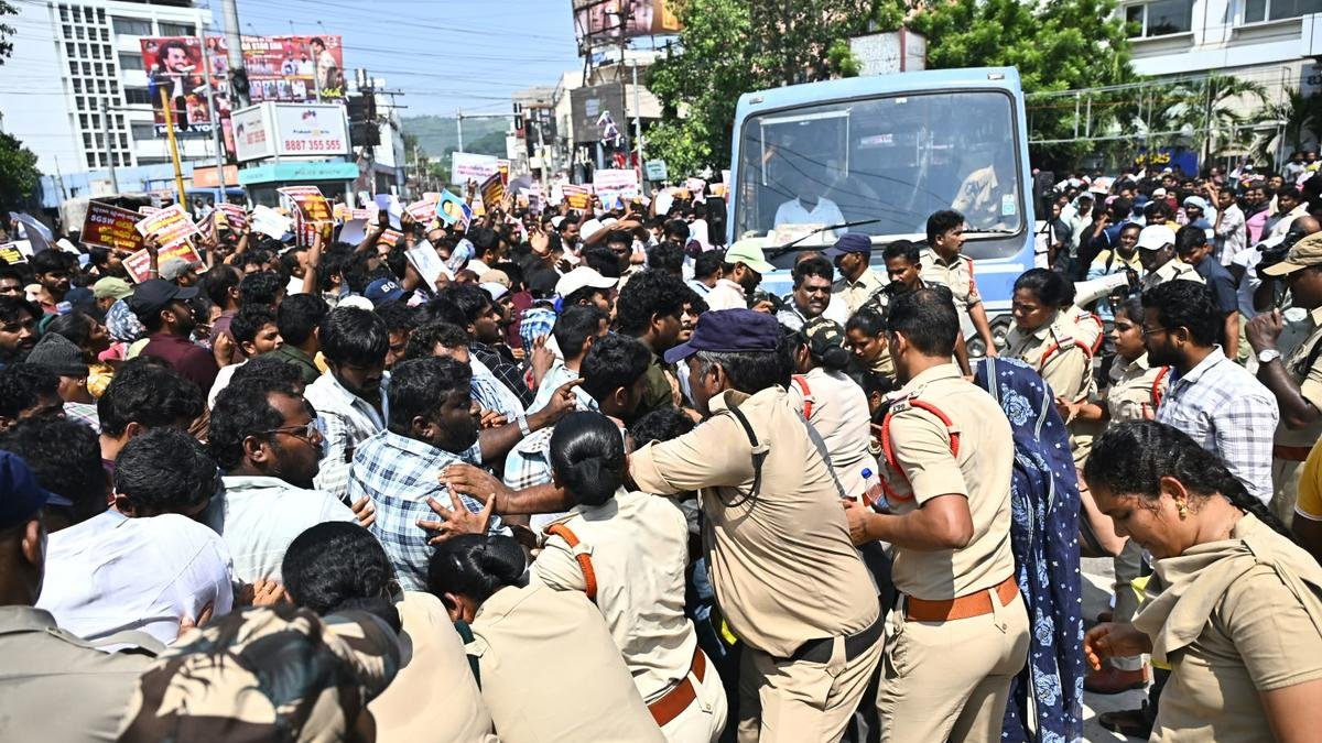 Sachivalayam employees organise ‘Chalo Vijayawada’, stage protest at Dharna Chowk