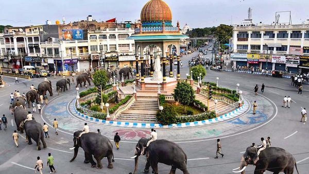 Karnataka CM D.K. Shivakumar Unveils Grand Dasara Finale with Neighbouring States' Tableaux, Air Show Bid
