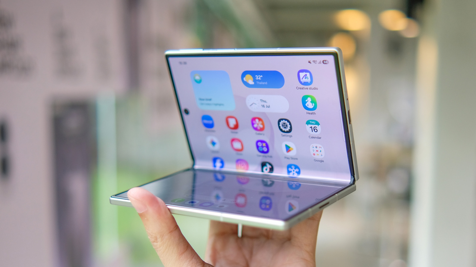 Can You Use a Screen Protector With Your Foldable Phone? What Analysts and Data Reveal