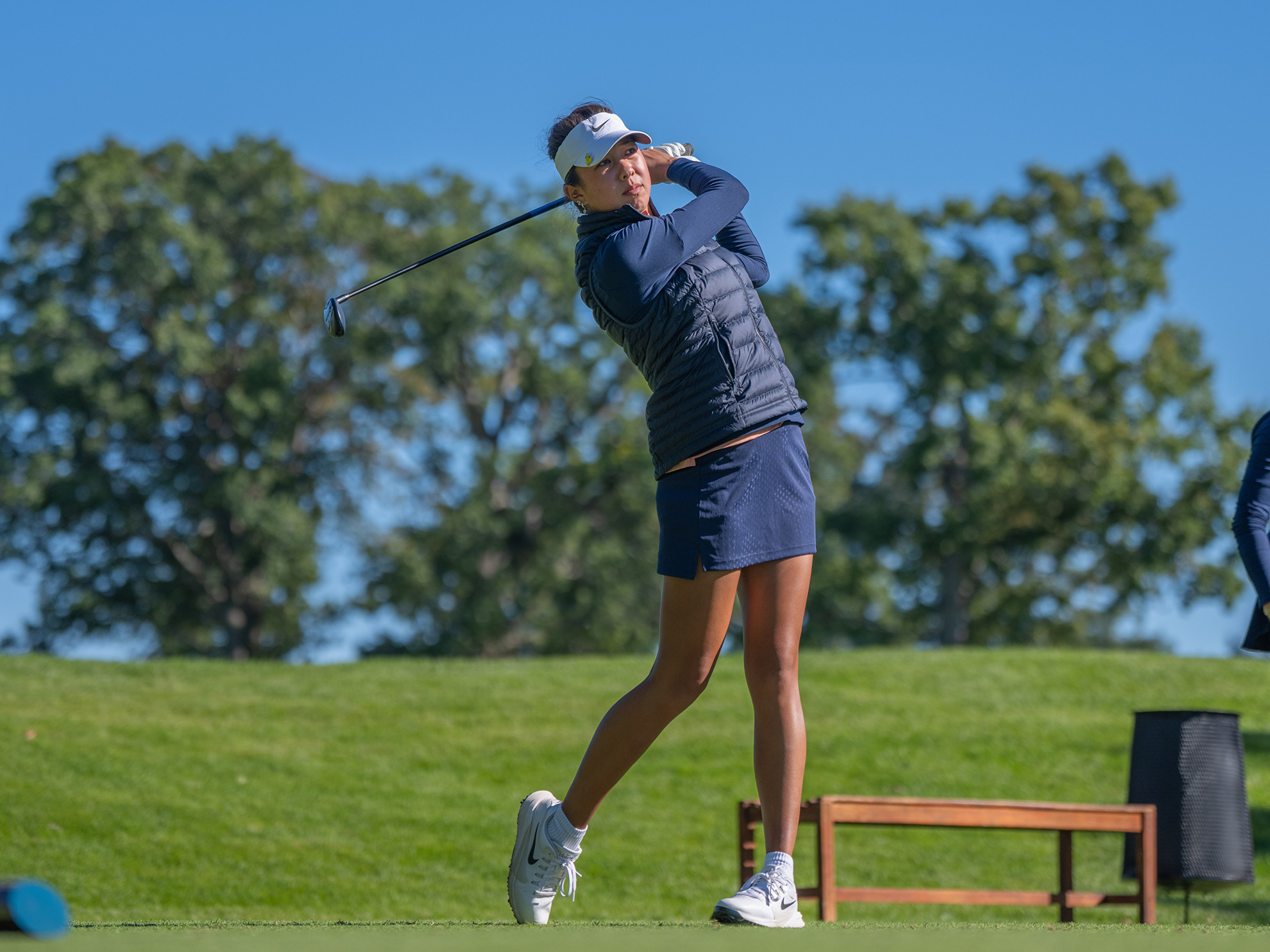LaHa Lights Up Windy City: Virginia Star Fires 67 to Grab Opening-Day Lead
