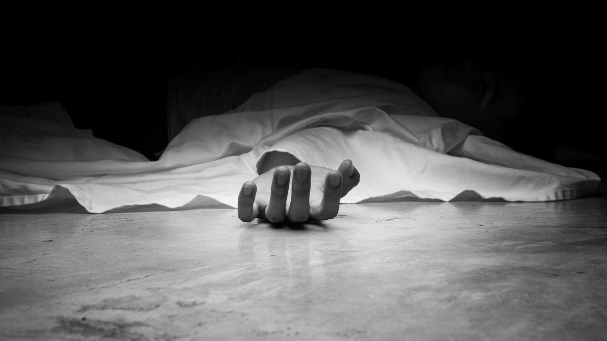 Man dies trapped in burning car on Sangadigunta-Ponnur Road in Guntur; son rescued