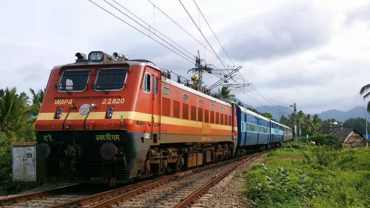 Delays of Several Hours: Passenger Trains Using Slower Freight Locos Amid Shortage
