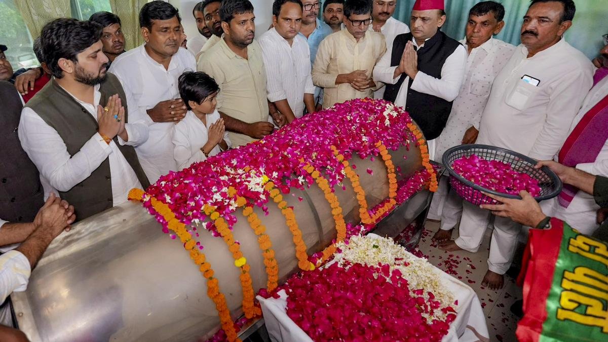 Samajwadi Party Veteran Ram Govind Chaudhary Cremated in Ballia with Full State Honours