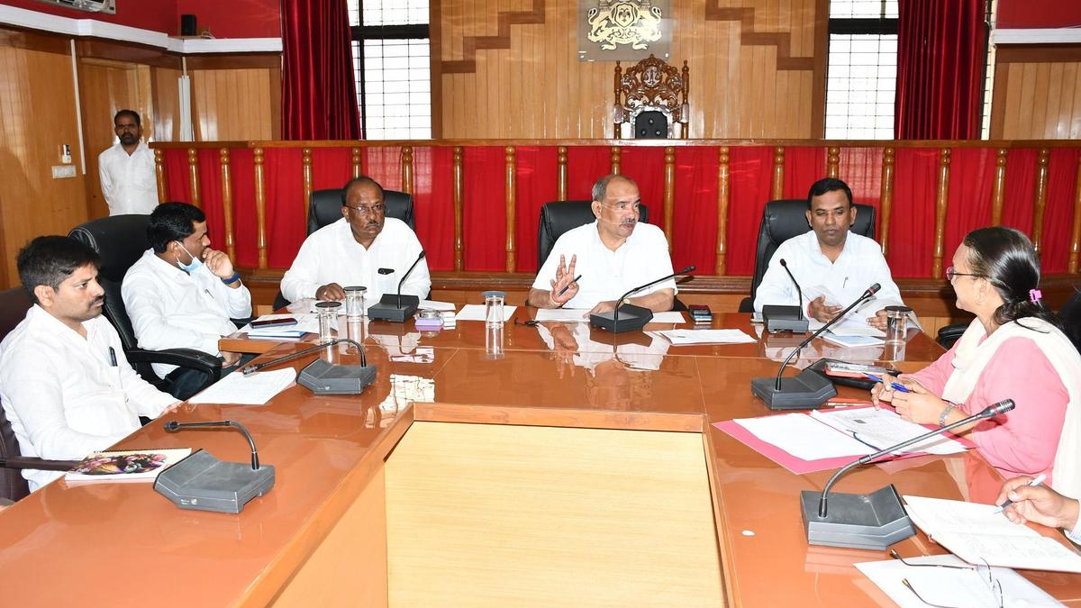Drought Review: Gadag DC Asks Officials to Ensure Drinking Water, Fodder Supply