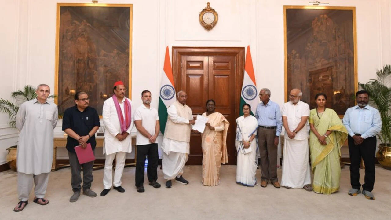 Repeal All Assembly Polls Over Last 2 Yrs': INDIA Bloc Mps Meet Prez, Make 4 Big Demands