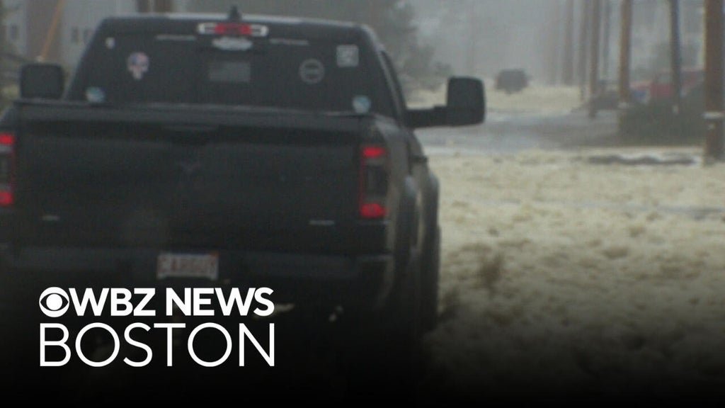 Nor’easter attracts sightseers up and down Massachusetts coast