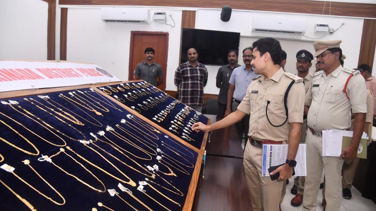 Bank of Baroda Appraiser Held for Replacing 1.2 Kg Gold With Imitation Jewellery in Kakinada