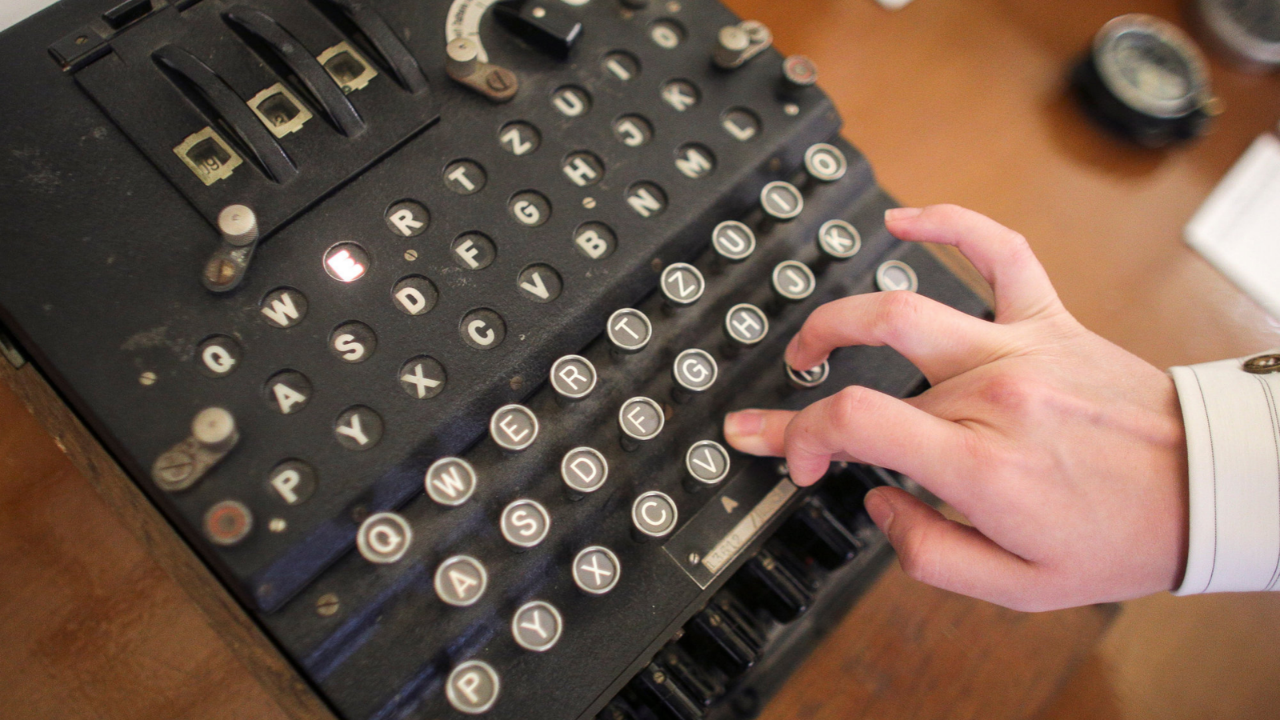 ??100 Flea Market 'typewriter' Was WWII Enigma Machine Worth €45,000