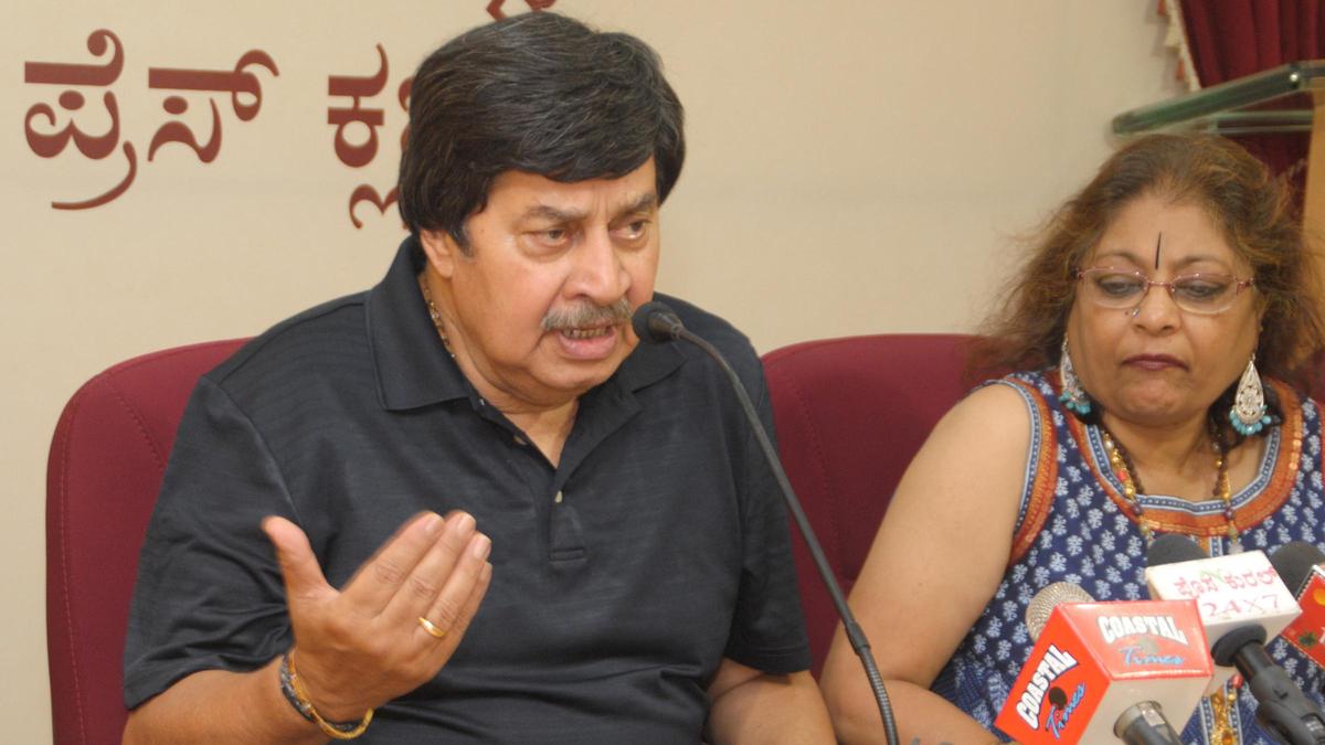 Srinath Inaugurates Shivamogga Dasara, Aims to Rival Mysuru and Madikeri