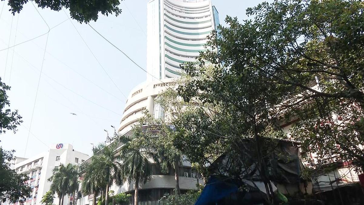 Stock Markets Trade Higher, Led by Bank Stocks, Reliance Industries
