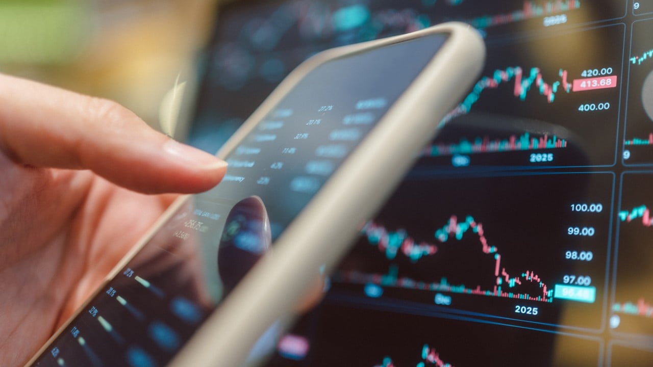 Crypto Markets in Focus: Hong Kong woman loses HK$21.5 million in cryptocurrency scam Amid Shifting On-Chain Metrics