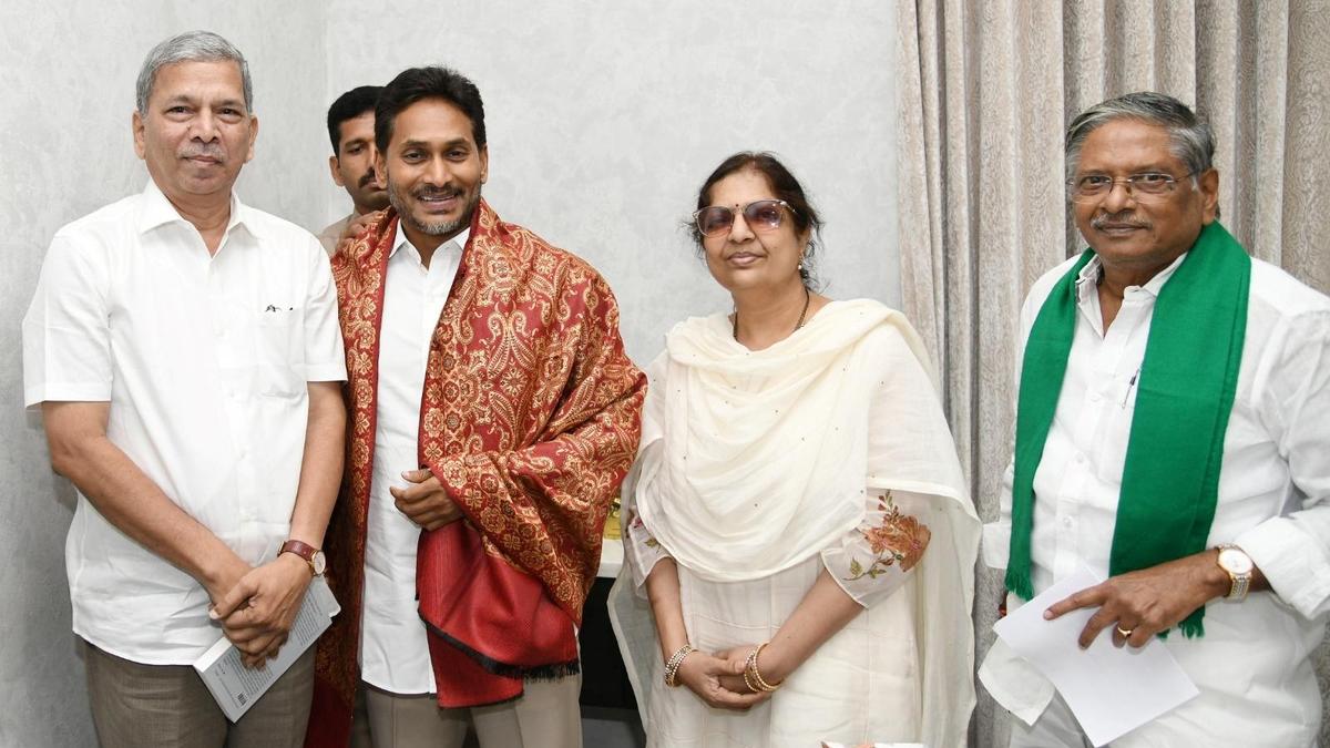 Jagan Unveils 'Sthithapragnudu': A Political Tell-All Shakes Andhra Pradesh
