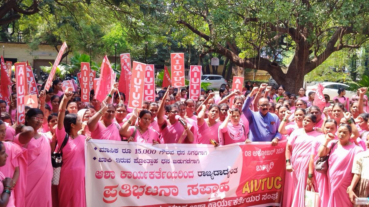 Ashas Stage Protest Seeking ₹15,000 Monthly Remuneration