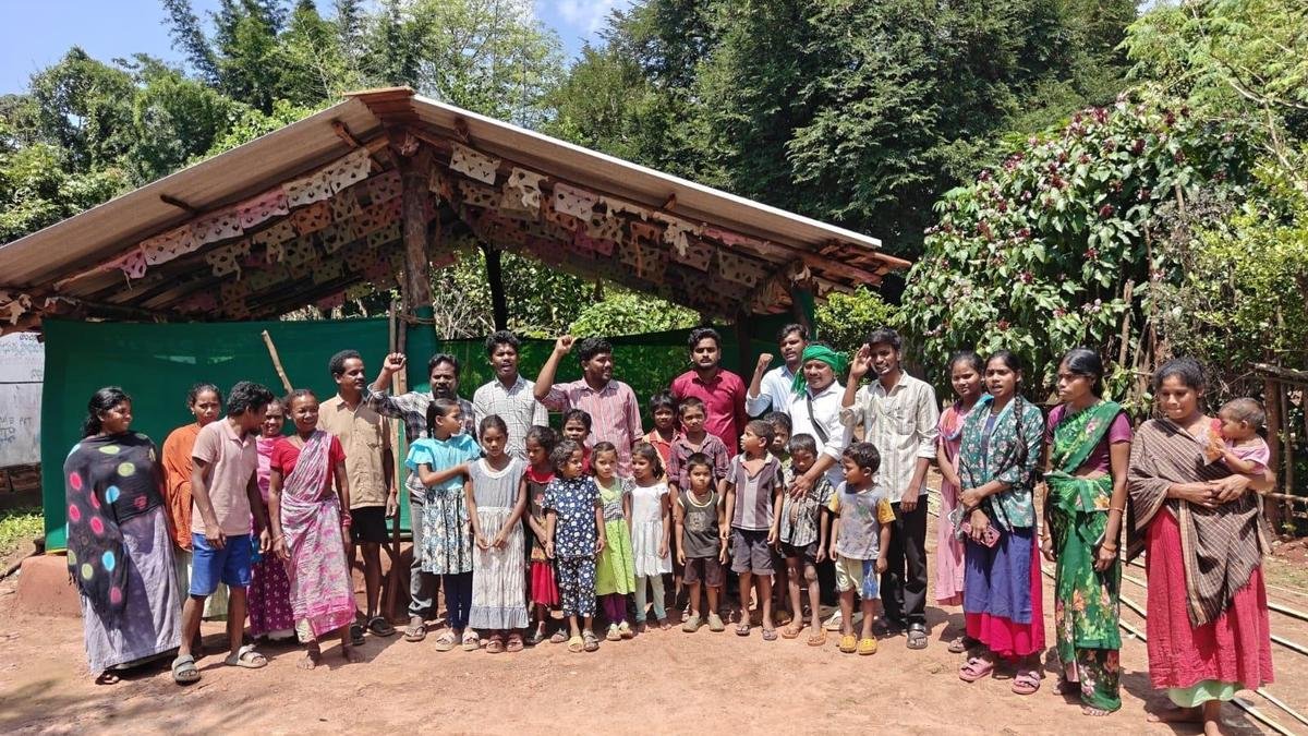 SFI visits tribal schools in Maredumilli mandal, flags bad infrastructure
